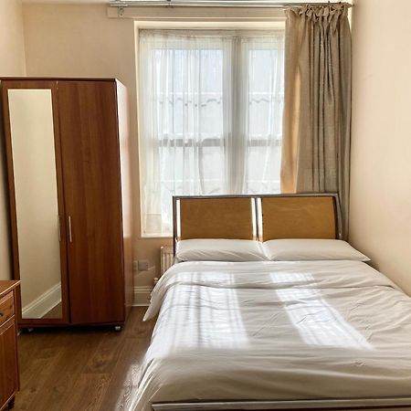 Separate Rooms By The Thames Londra Esterno foto