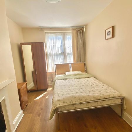 Separate Rooms By The Thames Londra Esterno foto